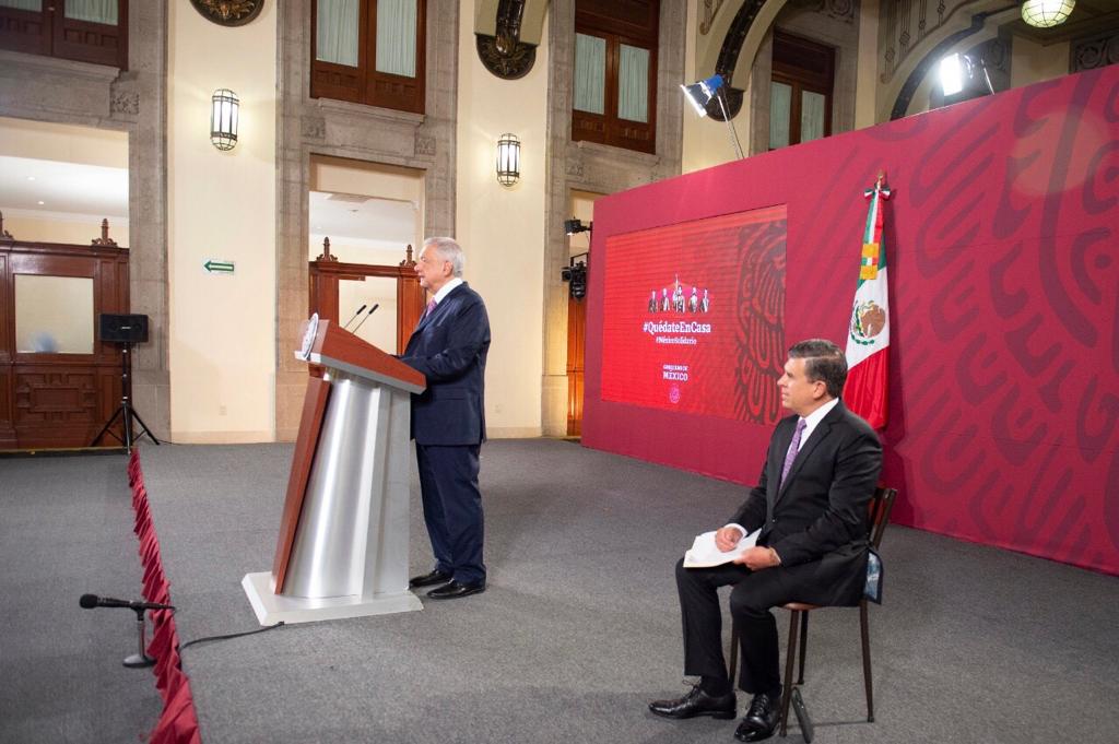 El titular del SAT acompaña al Presidente en su conferencia mañanera. (Cortesía)