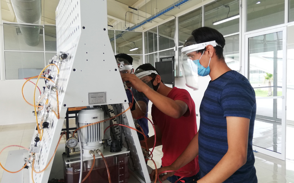 La Universidad Tecnológica de Torreón cuenta con 37 espacios entre talleres y laboratorios en los cuales se dan servicio a alumnos de todas las carrer