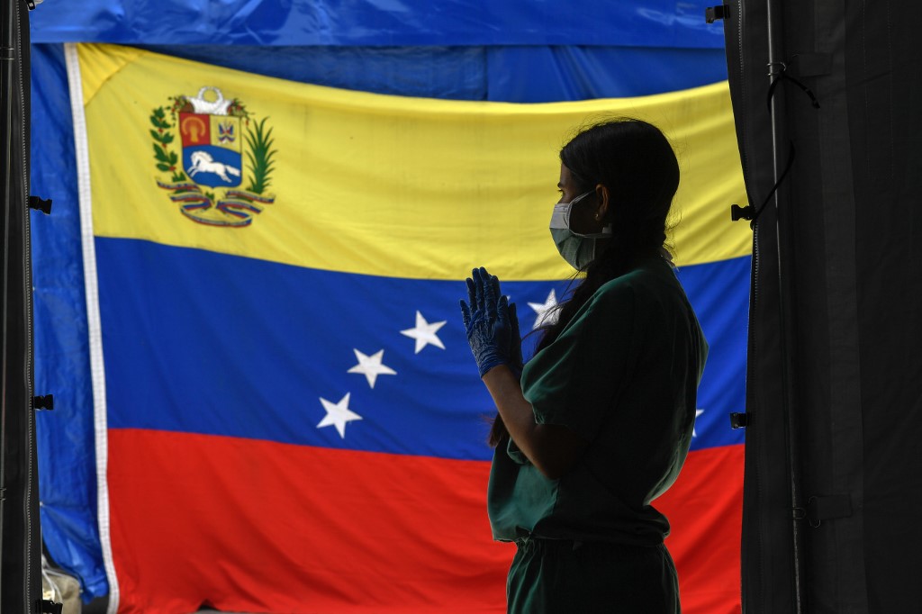Venezuela registra sólo el 5 por ciento de los casos totales de coronavirus en el país. (AFP)
