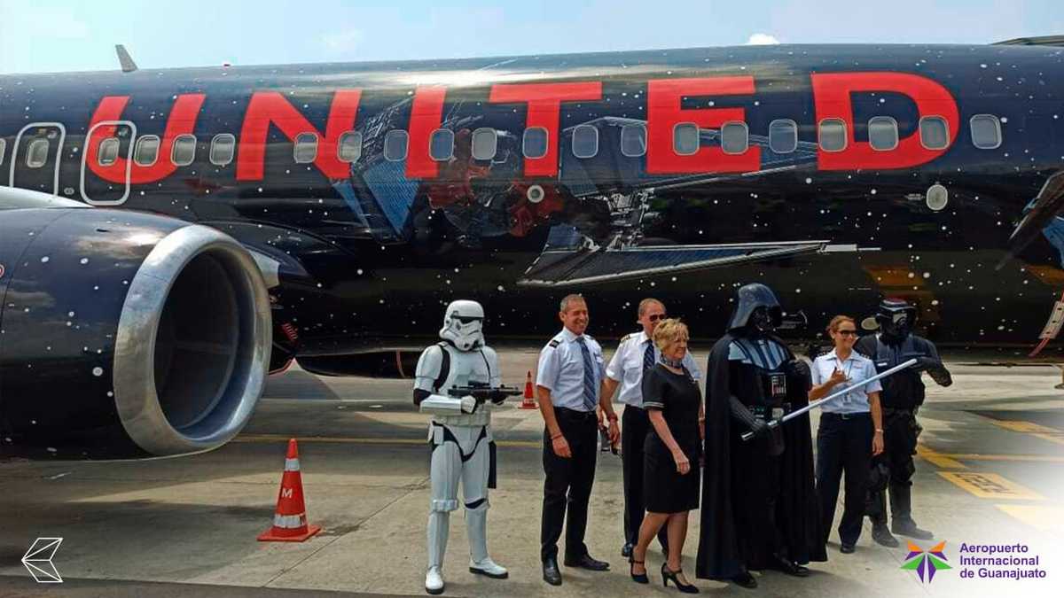 Avión de Star Wars llega al Aeropuerto Internacional de Guanajuato. Especial.