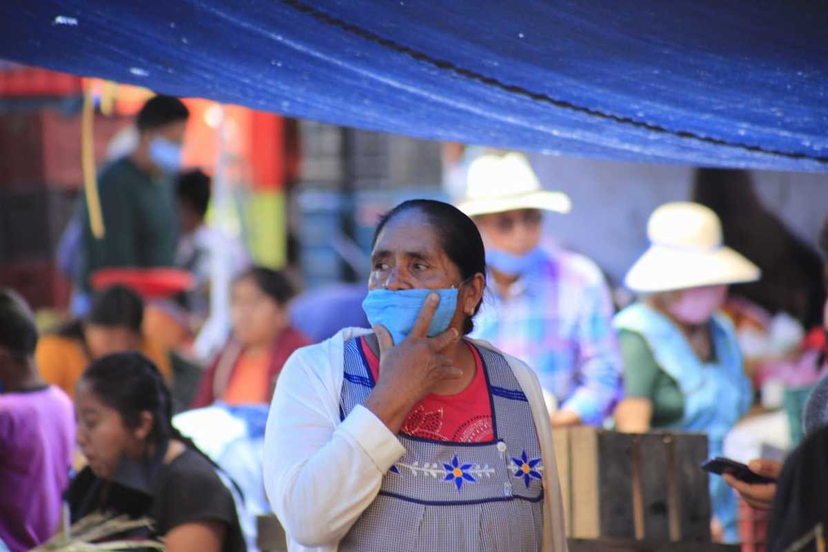 Los comerciantes del tradicional tianguis realizan su actividad comercial con protección. (Andrés Lobato)