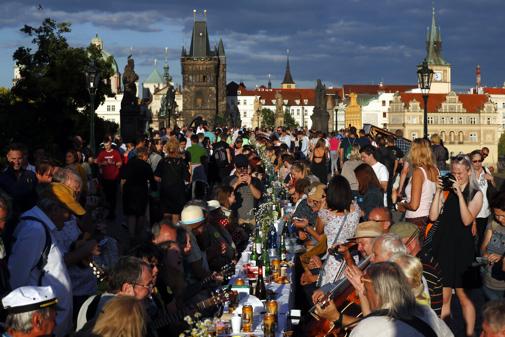 Decenas de habitantes se reunieron en el puente Carlos de Praga para celebrar el fin de la pandemia. (AP)