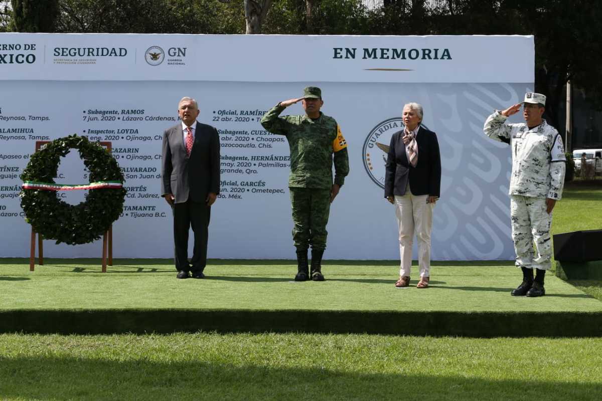 El Presidente en guardia de honor (Octavio Hoyos)