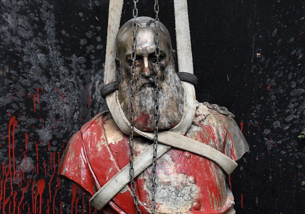 Estatua de Leopoldo II de Bélgica completamente dañada tras las protestas contra el racismo en Europa. (AFP)