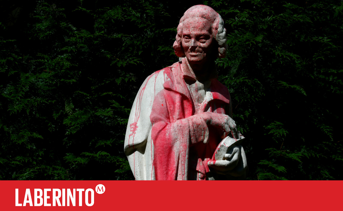 Estatua de Voltaire, escritor y filósofo ilustrado de Francia, cubierta con pintura roja en París. (Gonzalo Fuentes | Reuters)
