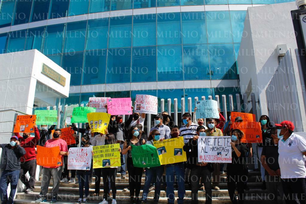 Familiares de Gonzalo Vázquez se manifestaron afuera de la Fiscalía General del Estado. (Andrés Sánchez)