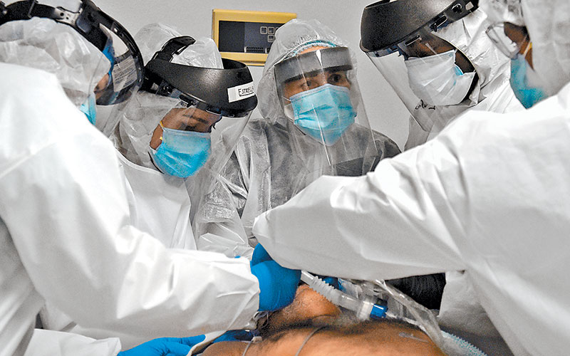 Médicos atienden a un paciente con coronavirus en la unidad de cuidados intensivos del United Memorial Medical Center en Houston, Texas. (Reuters)