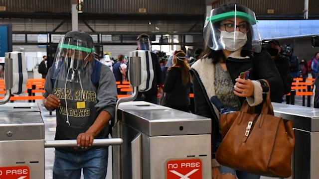 Metro de CdMx inicia entrega de un millón de caretas por coronavirus