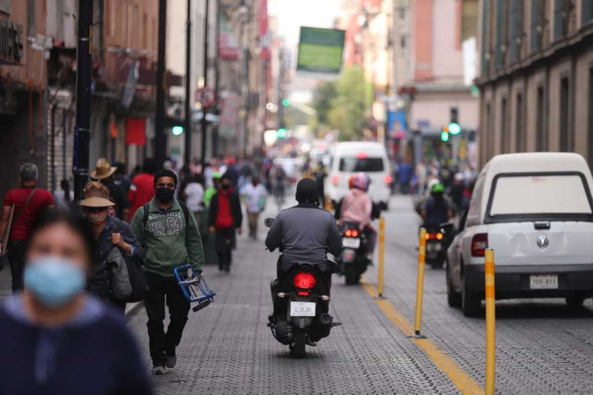 Las motocicletas también circulan a pesar del balizamiento con pintura que delimita el espacio del carril | Javier Ríos