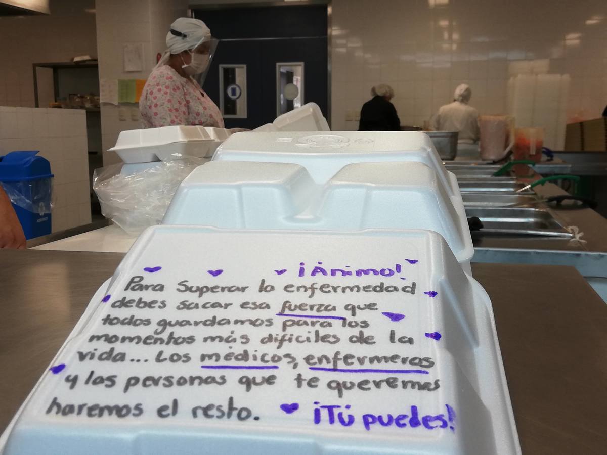 Nutriólogas en León escriben frases en charolas a pacientes con covid-19. Foto: Dany Béjar.