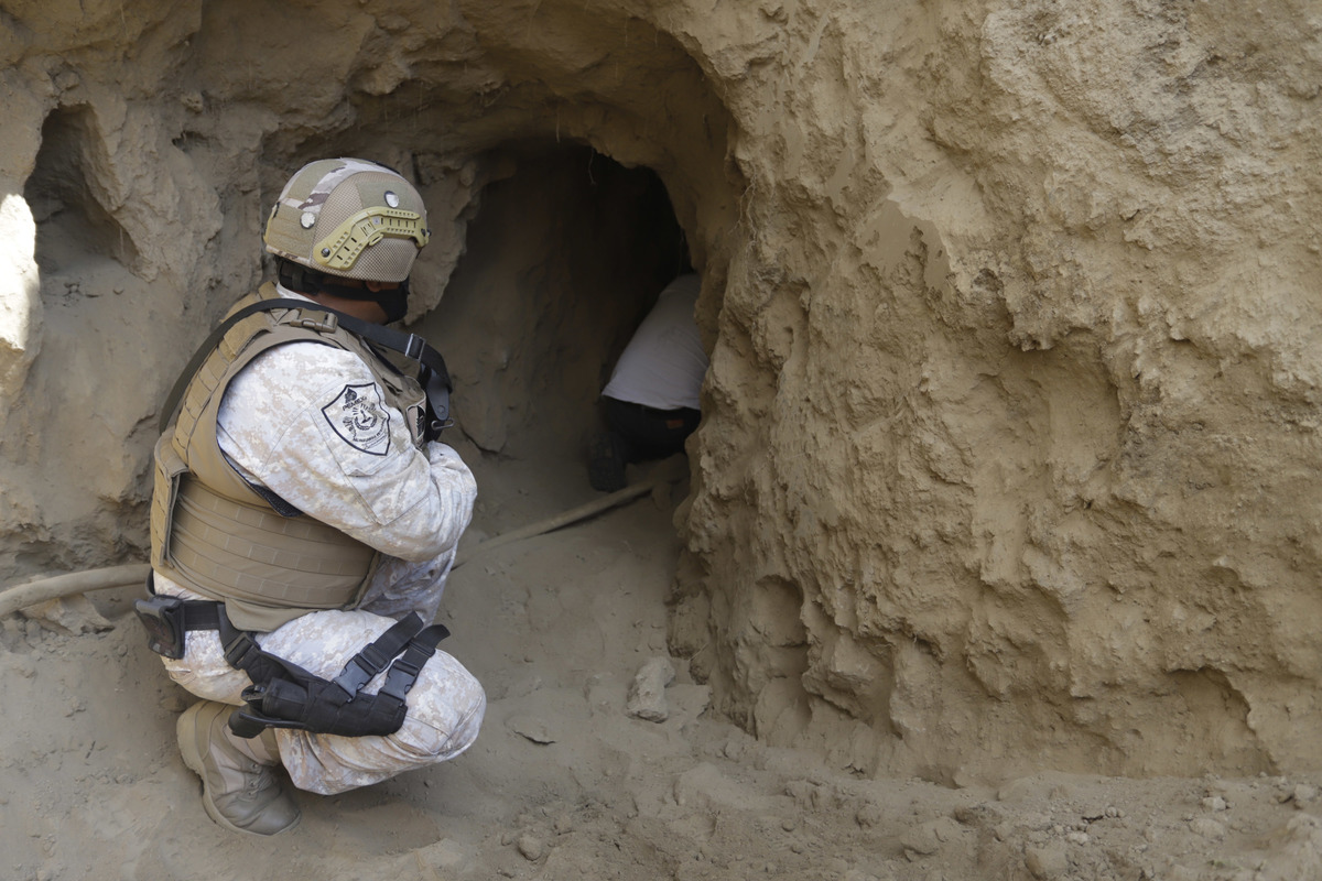 Personal de SEDENA muestra un túnel que ocupaban huachicoleros en Texmelucan. (Agencia Enfoque)