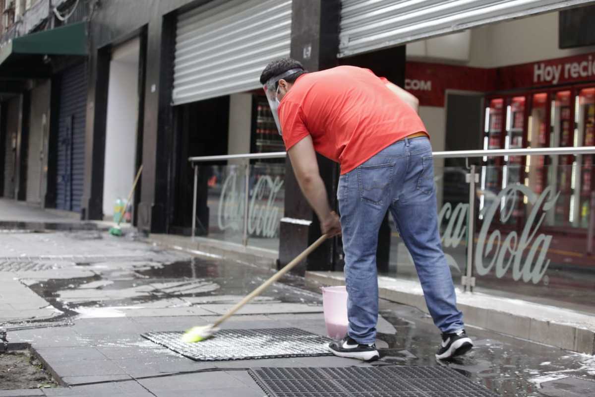 Previo a la apertura, los empleados realizaron labores de limpieza en sus locales. (Omar Franco)