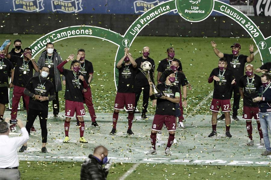 Saprissa celebra tras ser campeón en la liga de Costa Rica (EFE)