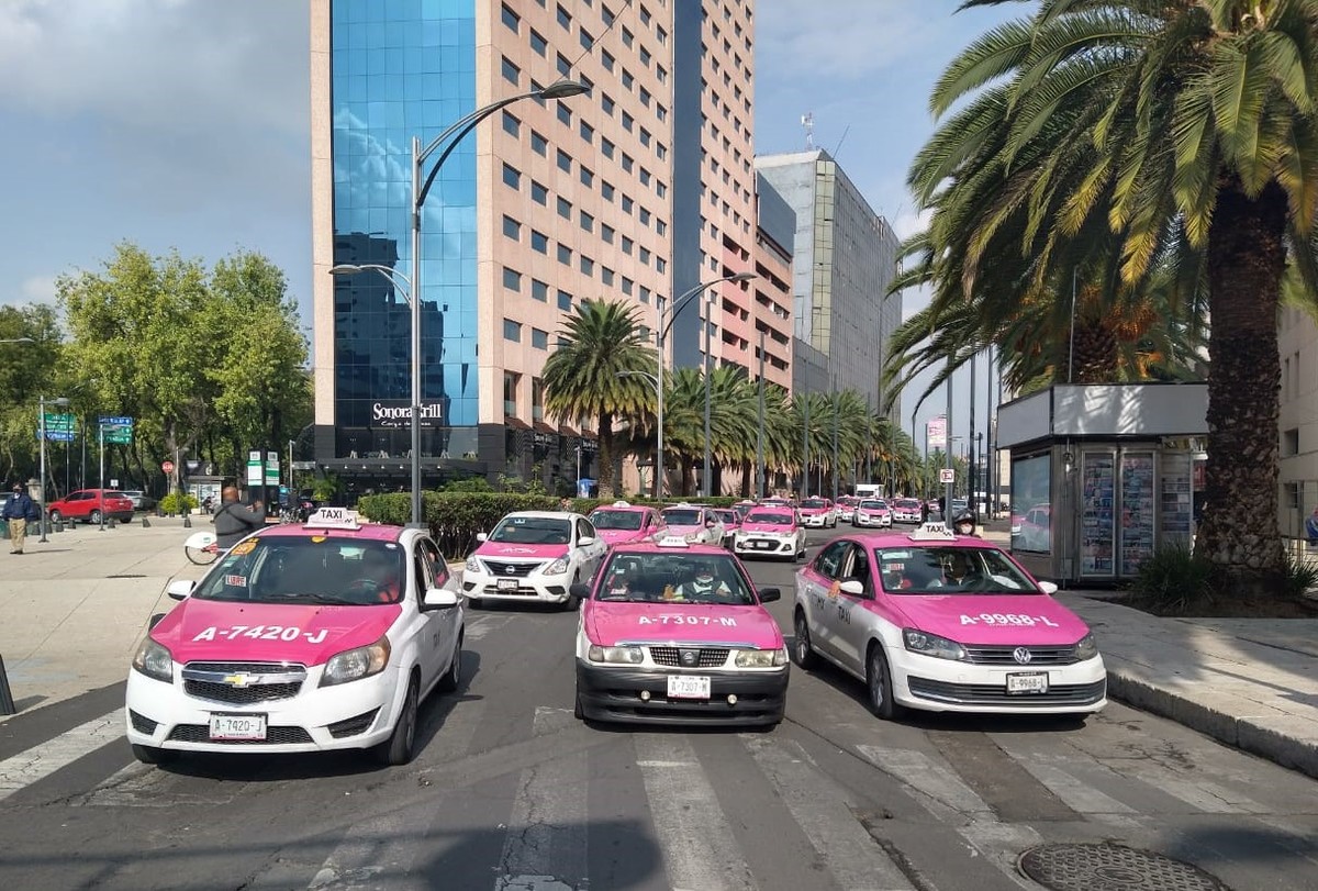 Taxistas de CdMx marcharon en Reforma. | César Velázquez