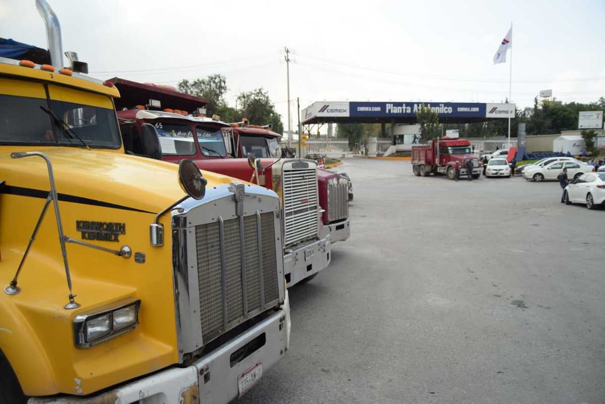 Transportistas locales se manifestaron afuera de la empresa Cemex en Atotonilco de Tula. (Francisco Villeda)