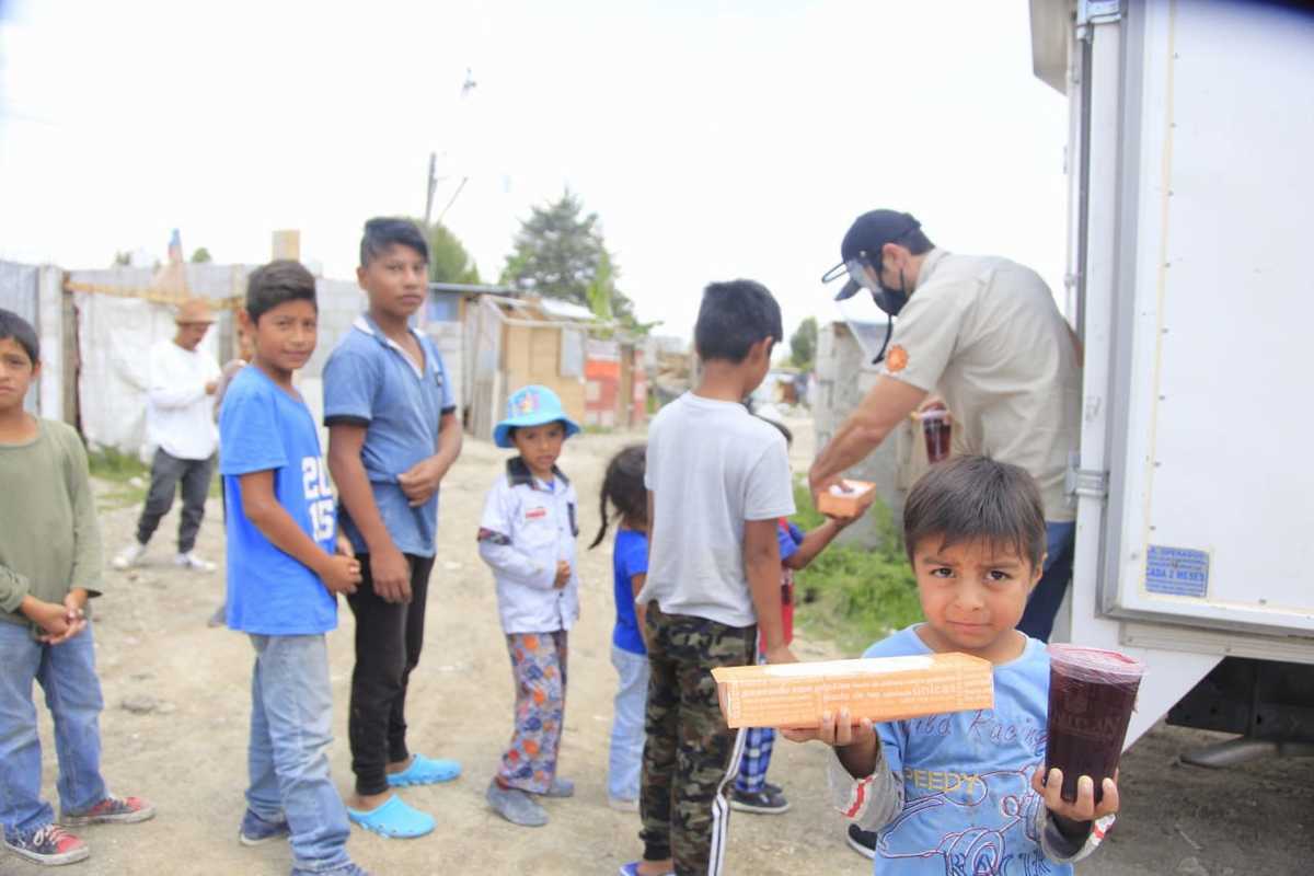 En un acto de solidaridad, Flautlán apoya con paquetes alimenticios a personas en extrema pobreza. (Andrés Lobato)