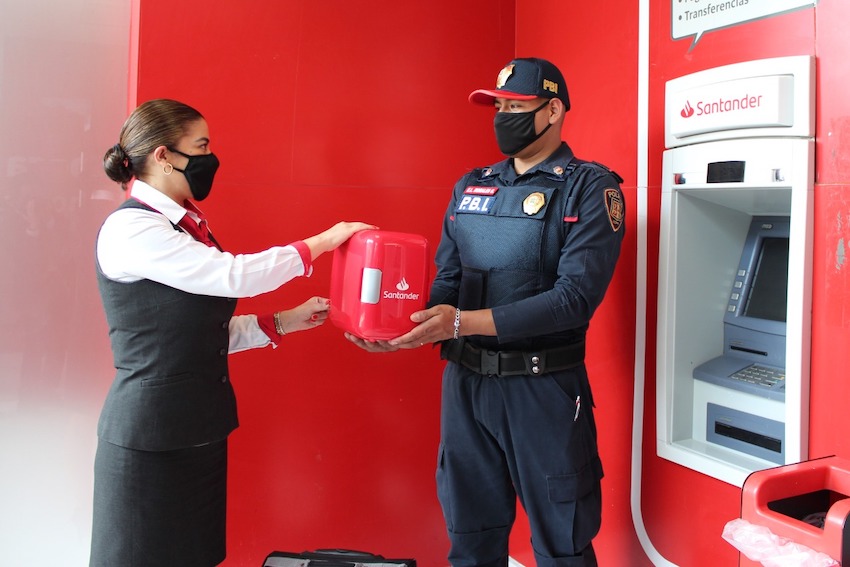 El banco entregó un kit con diversos obsequios para reconocer la honestidad del policía. Foto: (Especial)