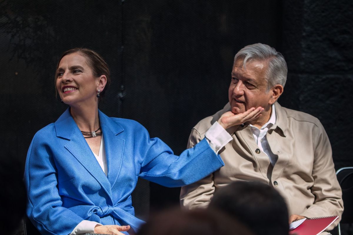 Beatriz Gutiérrez Müller, periodista, académica y escritora junto al presidente López Obrador. (Cuartoscuro)