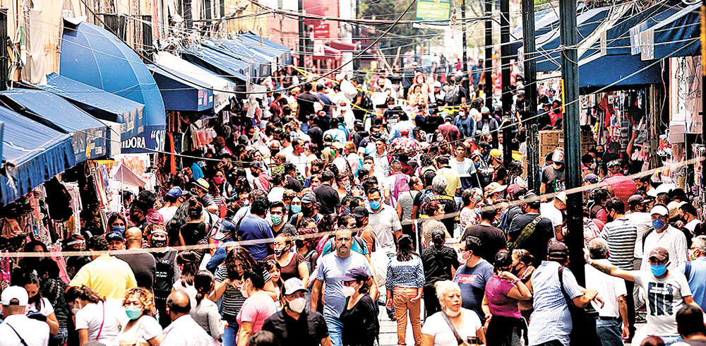 Capitalinos desbordaron calles del Centro Histórico este martes de quincena. (Javier Ríos)