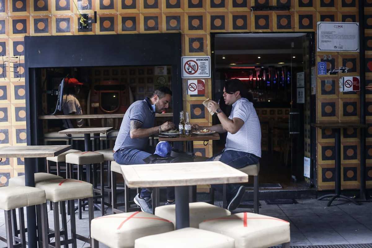 Consumidores acuden a un restaurante en CdMx tras reapertura por coronavirus. (Araceli López)