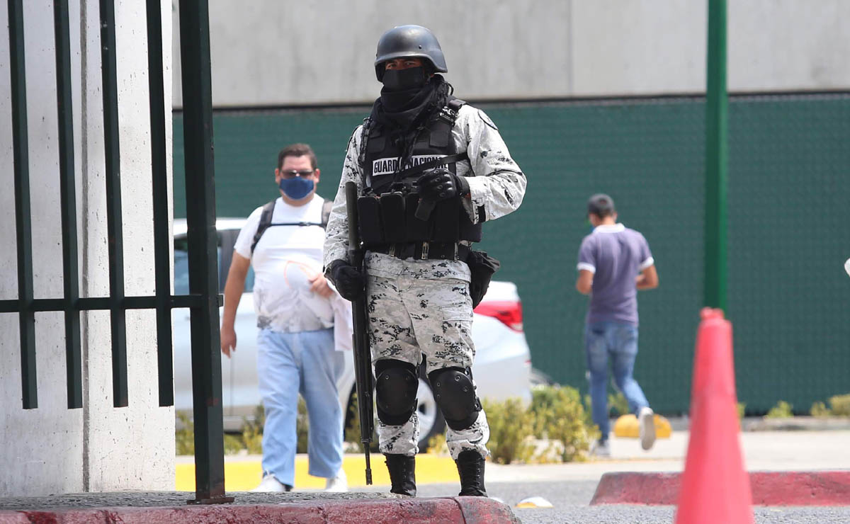 Guardia Nacional custodia Centro Médico de Occidente en Guadalajara (Fernando Carranza)