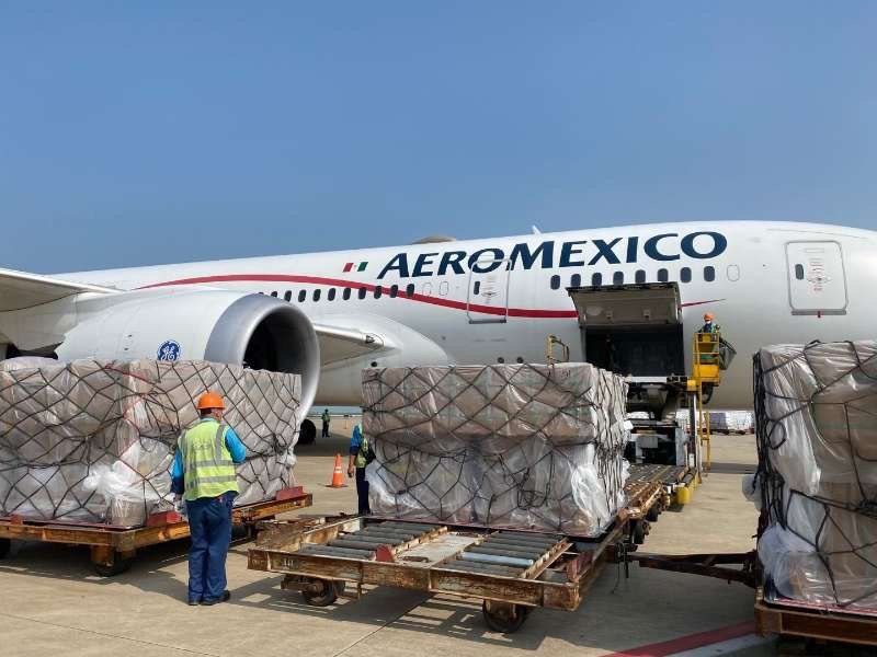 Insumos y equipo médico viajan a México (@m_ebrard)