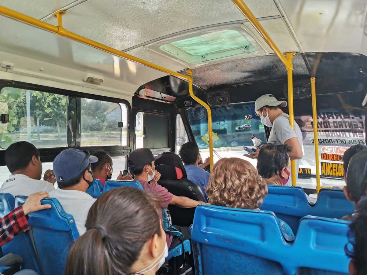 Las más de 14 mil unidades de transporte público del estado de Puebla deberán contar con asientos reservados. (Melanie Torres)