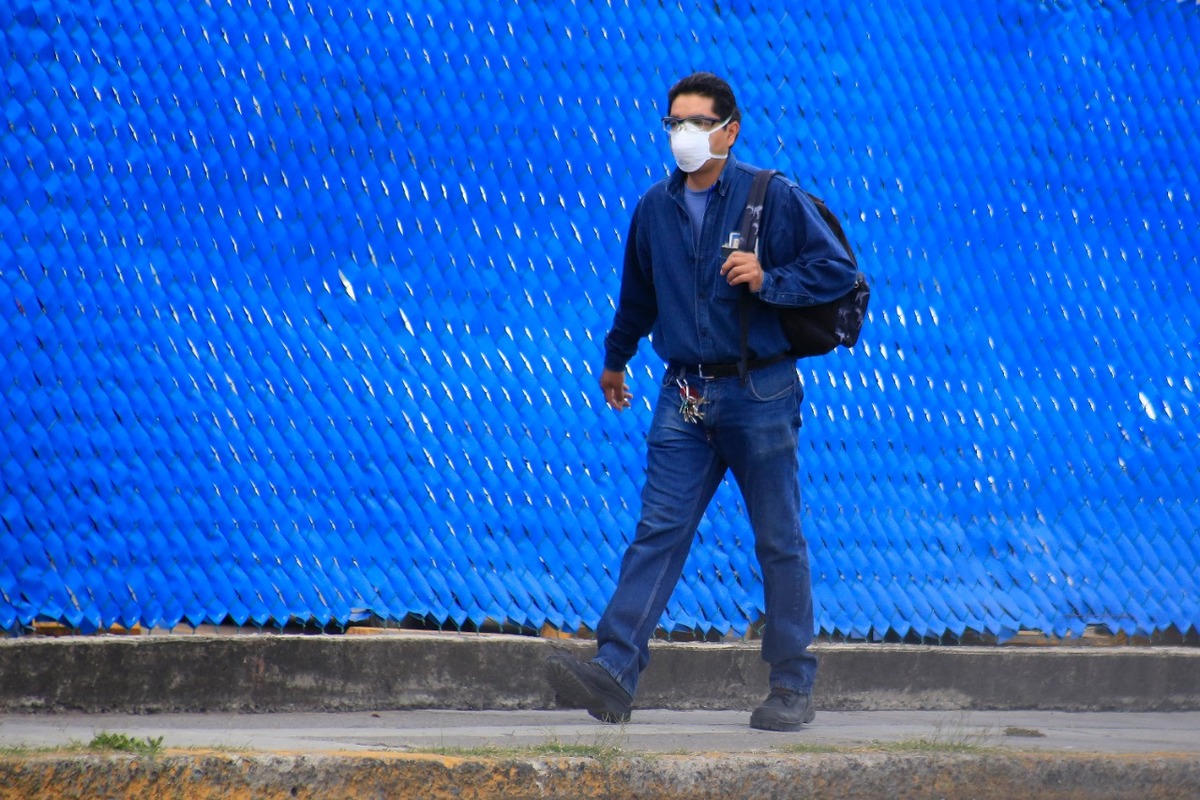 Un obrero sale de su fuente de trabajo en el corredor industrial La Cienega, la entidad aplicó la resiliencia ante el covid-19. (Andrés Lobato)