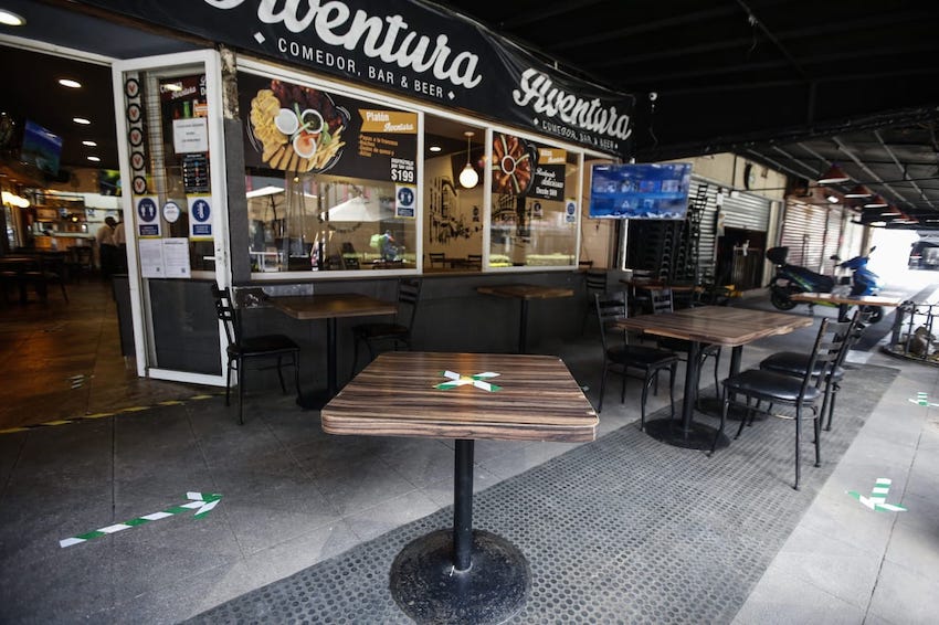 Reapertura de restaurantes con medidas de sana distancia, desinfección mesas, uso de gel antibacterial y medición de temperatura. Foto: (Araceli López