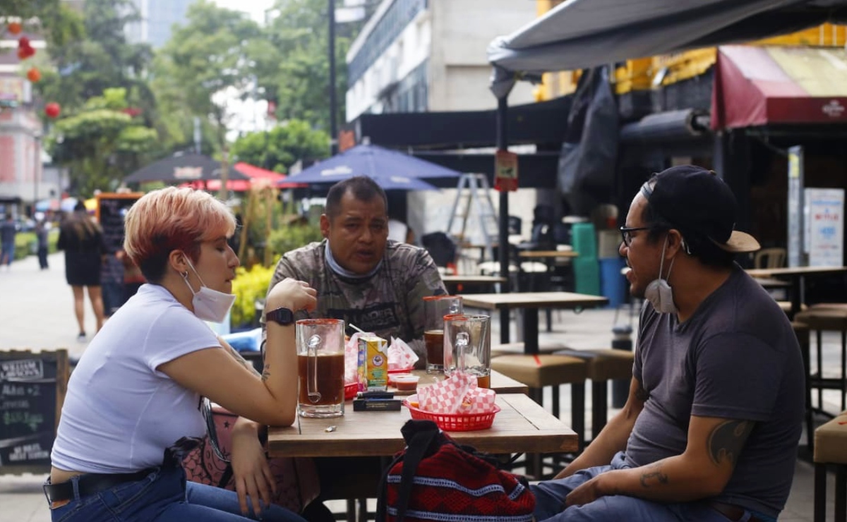 Restaurantes de Ciudad de México reabren gracias a semáforo naranja de coronavirus (Araceli López).