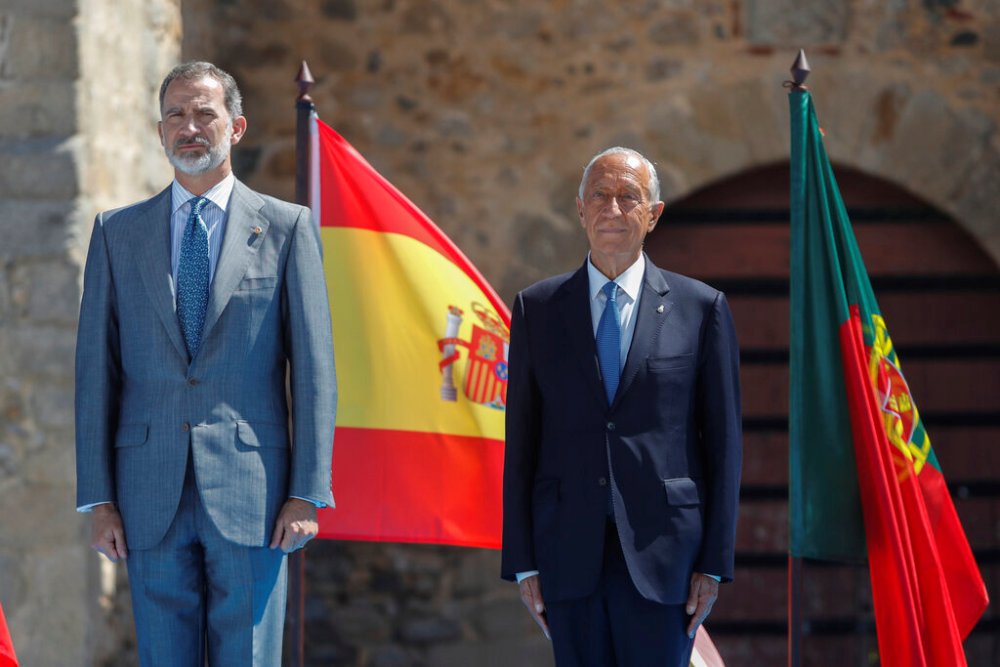 El rey de España, Felipe VI, y el presidente portugués, Marcelo Rebelo de Sousa durante la ceremenoa de reapertura. (AP)