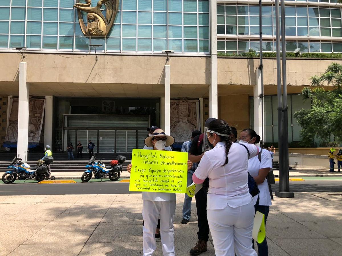 Trabajadores del sector salud protestaron frente a la sede del IMSS en Reforma. (Blanca Valadez)