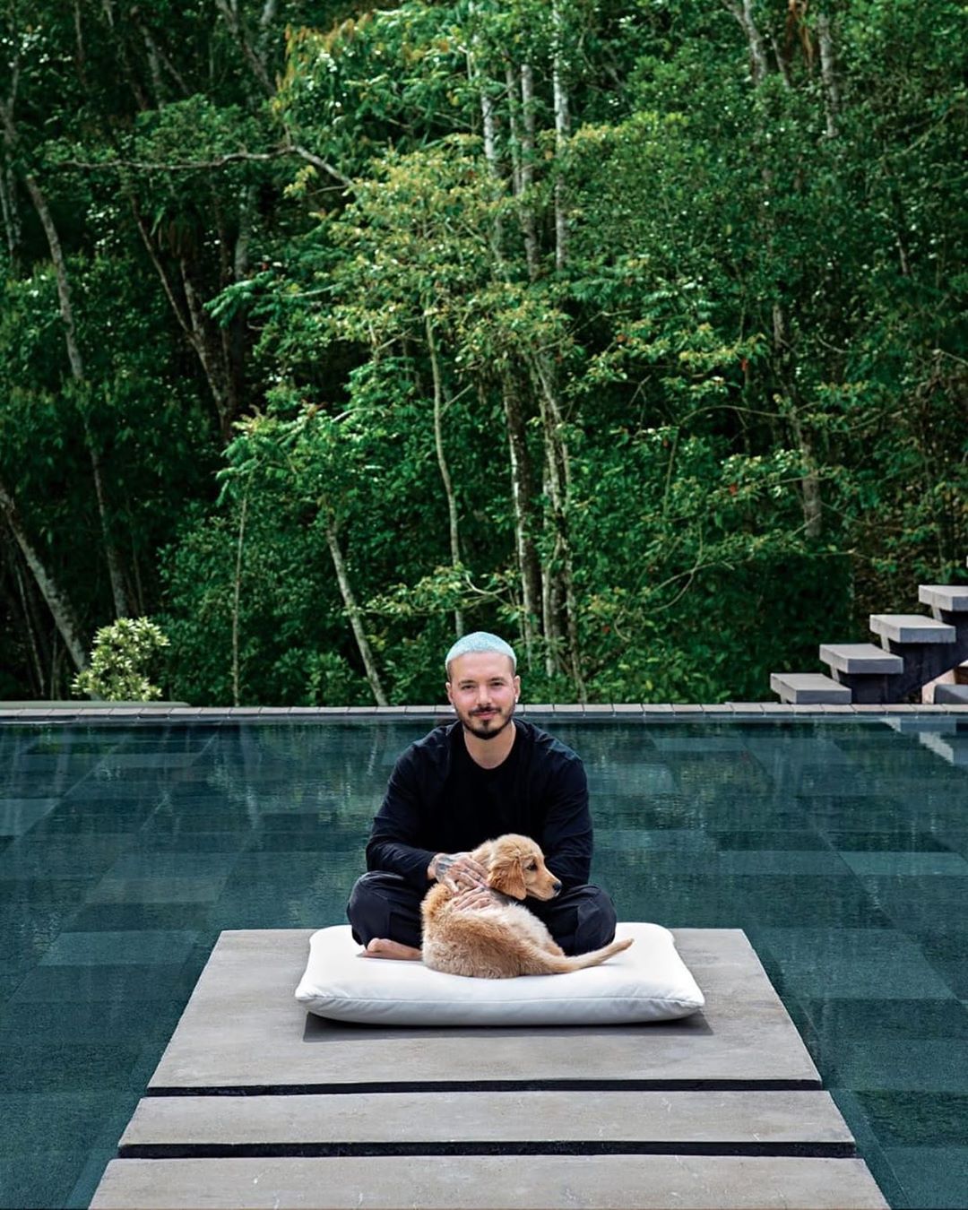 J Balvin en la piscina de su mansión en Medellín, Colombia. (Instagram)