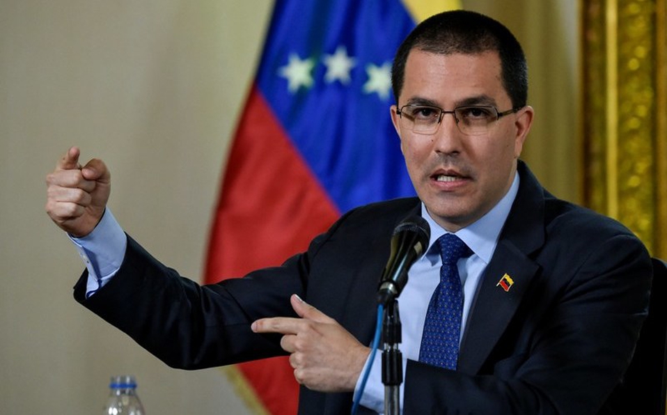 El gobierno venezolano decidió dejar sin efecto la decisión" de declarar "persona non grata a la embajadora Isabel Brilhante Pedrosa", dijo el cancill