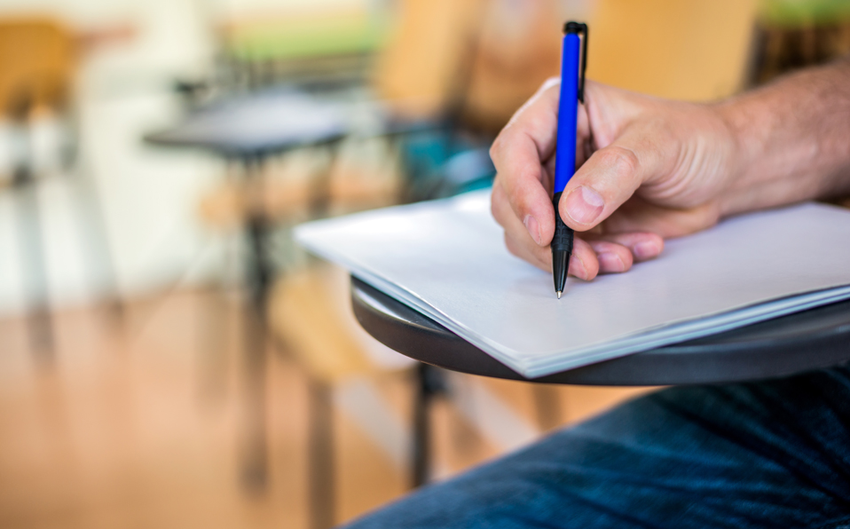 Son 117 jóvenes quienes de manera presencial realizarán su examen de admisión, incluidos quienes buscan estudiar un posgrado.  (Foto Dragana_Gordic, F