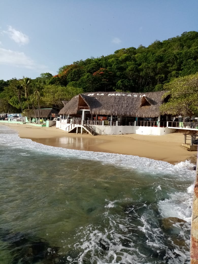 Los turistas comenzaron a llegar a las playas de Acapulco.