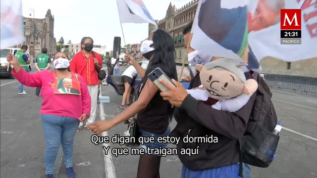 Pese a lluvia, cantan 'Cielito Lindo' y aplauden a AMLO afuera de Palacio Nacional