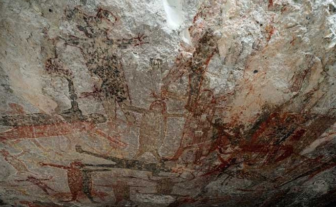 Una de las pinturas, de unos 40 centímetros, asemeja a una persona de pie sosteniendo al parecer hierbas. (Archivo)