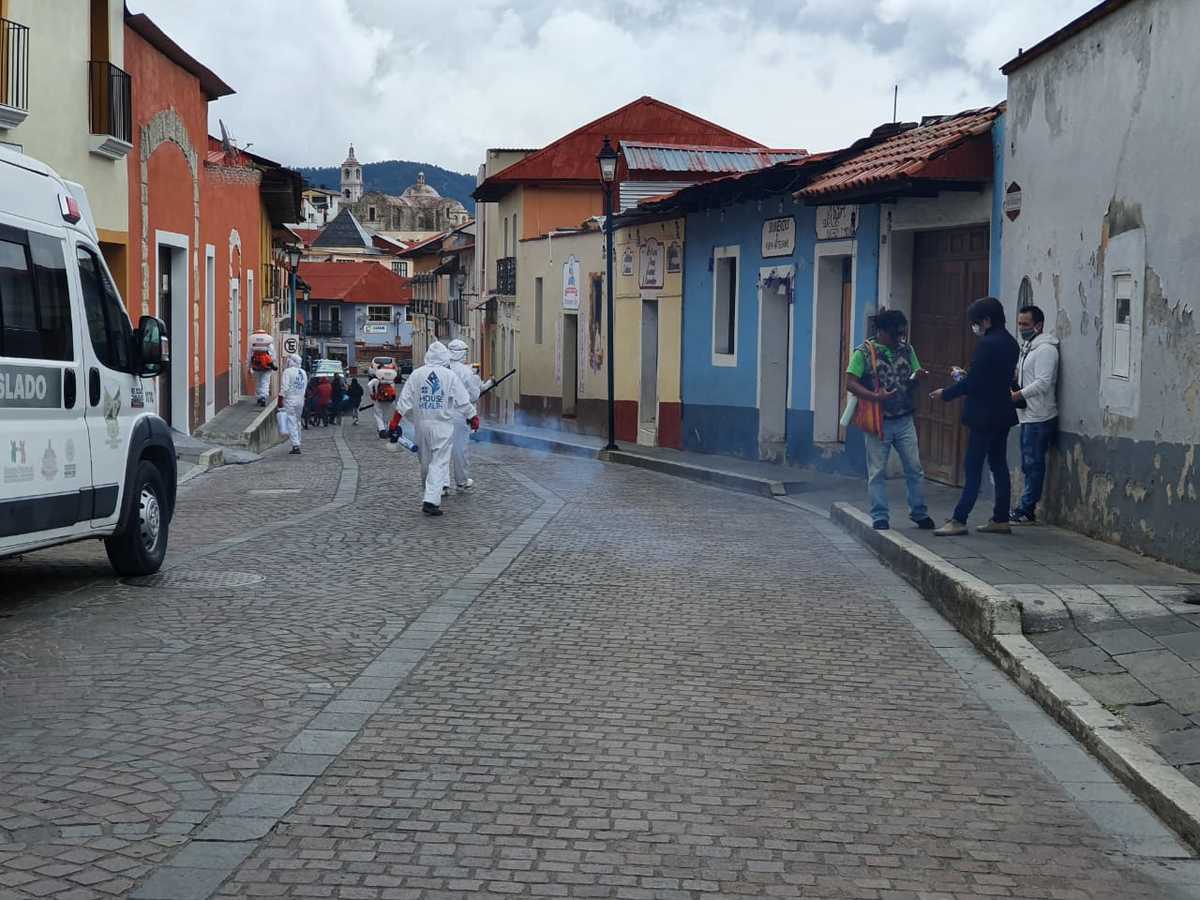 Trabajos de desinfección en las calles y avenidas principales de Real del Monte. (Cortesía)
