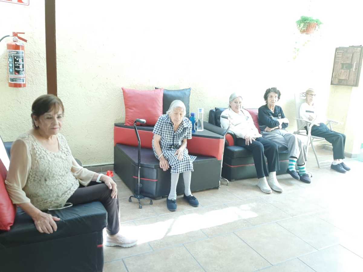 En asilos de León, adultos mayores acatan medidas sanitarias.