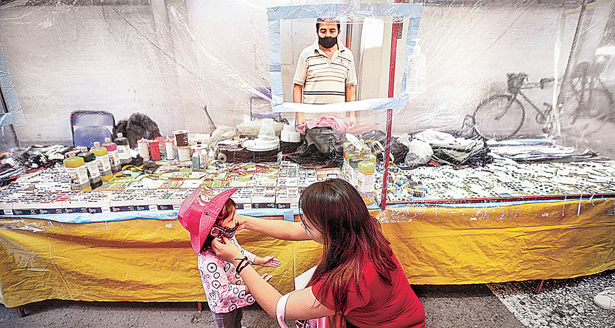 En CdMx, tianguis y clientes se adaptan a la nueva normalidad con plásticos y cubrebocas. (Araceli López)