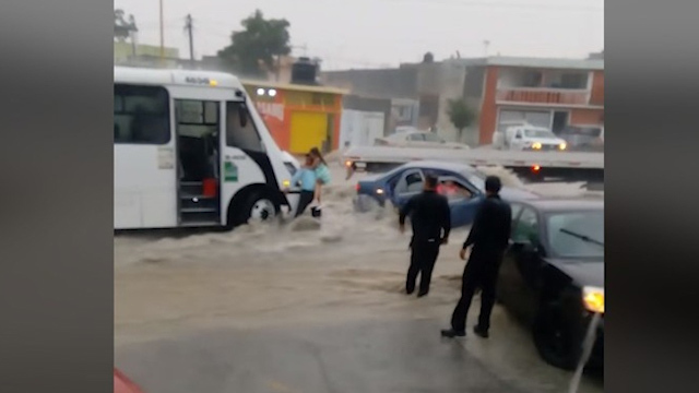 Chofer salva a familia de ser arrastrada por corriente de agua en Coahuila