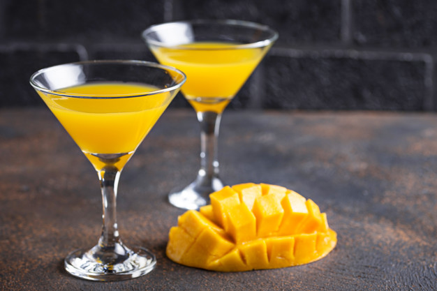 Un coctel tropical es una de las opciones para preparar con mango (Especial)