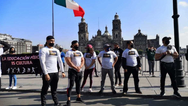 Dueños de gimnasios protestan en Zócalo de CdMx tras cierre por coronavirus