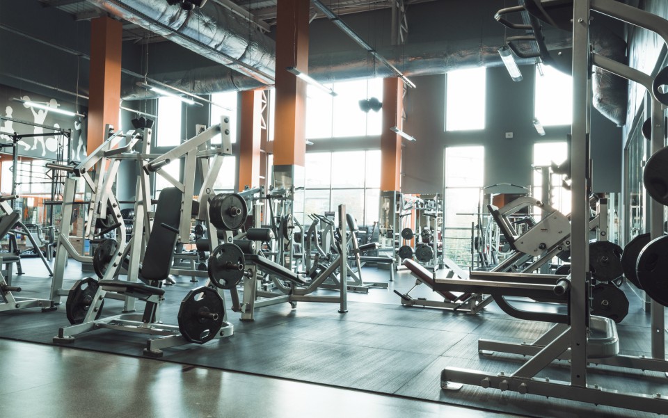 Una de las nuevas normas es ingresar con ropa deportiva ya que ahora los vestidores están restringidos (Freepik)