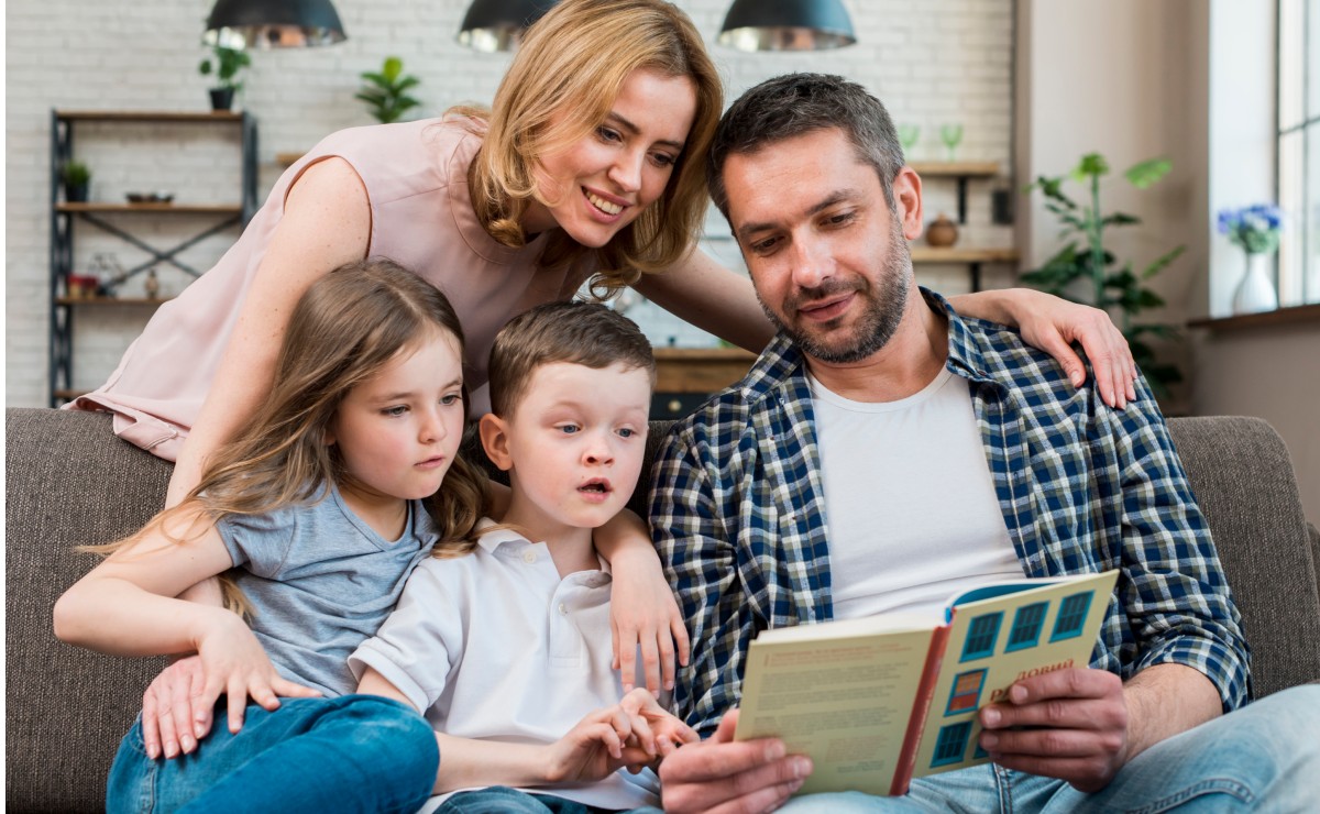 Se recomienda buscar un lugar y horario específico para hacer la lectura con los niños. (Freepik)