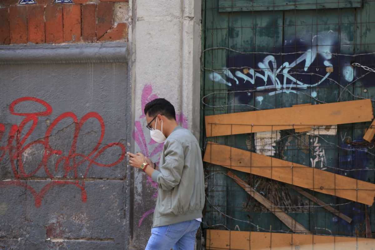 Un transeúnte camina hacia el centro histórico. (Andrés Lobato)