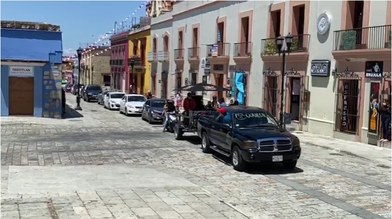 Dentro de sus autos avanzaron por distintas calles de Oaxaca. (Óscar Rodríguez)