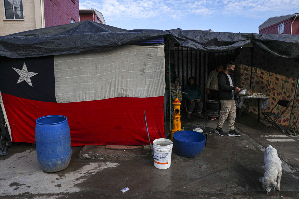 Los barrios más pobres de Santiago han sido los más afectados por la pandemia de coronavirus. (AP)
