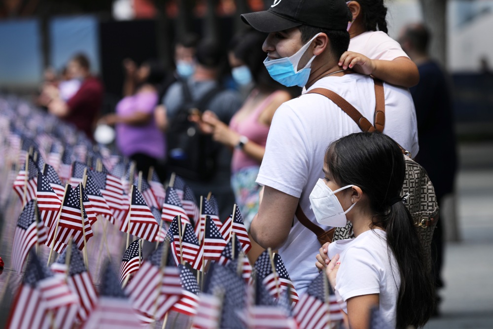 La ceremonia estuvo limitada a un grupo de personas que incluyó a familiares de los que perdieron la vida en los atentados. (AP)